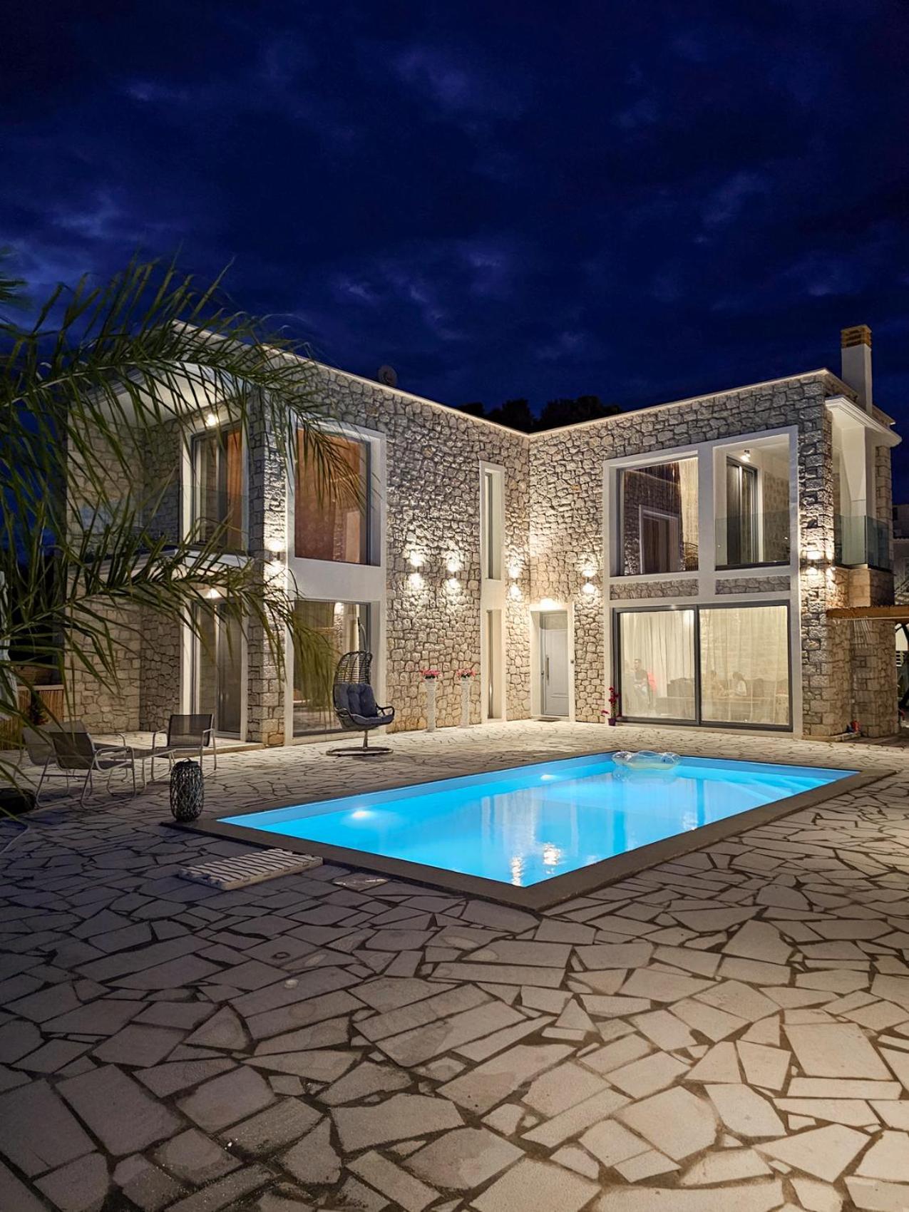 Rafaelia Premium With Private Pool In Villa *